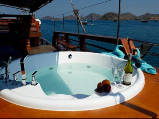 Kapal-luxury-phinisi-yang-ada-jacuzzi-2-e1637138960821