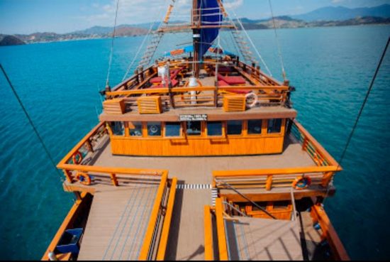biaya-charter-sea-safari-luxury-boat-2-e1637138649780