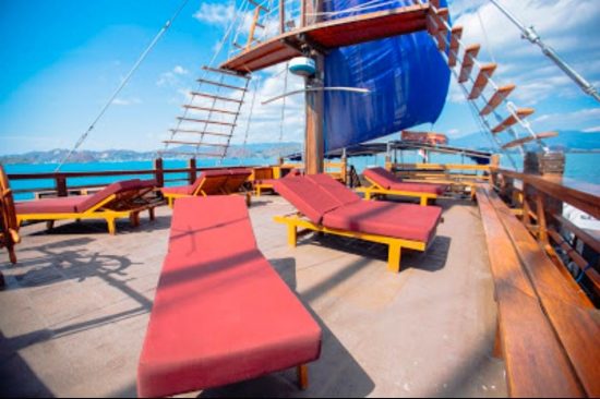 biaya-charter-sea-safari-luxury-boat-3-e1637138667601