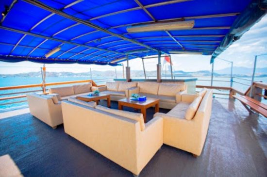 charter-kapal-phinisi-mewah-3-e1637138851760