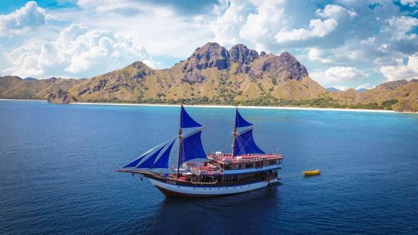 charter-kapal-phinisi-mewah-mutiara-e1644562768698