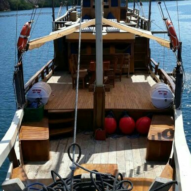 charter-luxury-boat-labuan-bajo-1