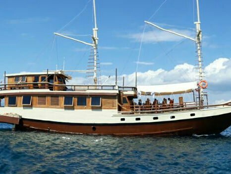 charter-luxury-boat-labuan-bajo-3