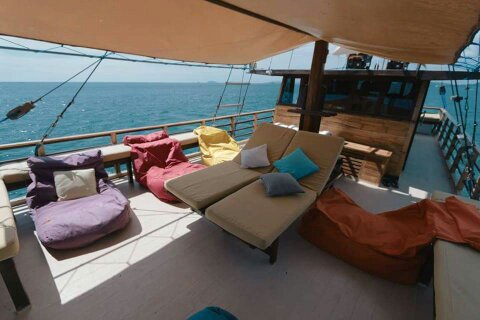 charter-luxury-phinisi-boat-cheap-1