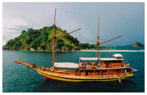 charter-luxury-phinisi-boat-cheap-2