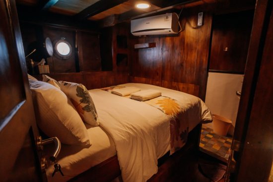 charter-phinisi-boat-cheap-2-e1643688893160