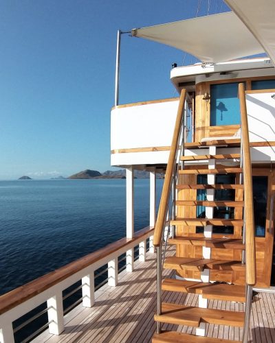 kapal-mewah-di-labuan-bajo-4-e1643602996993