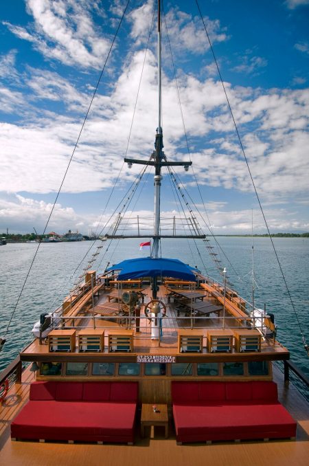 luxury-boat-cheng-ho-labuan-bajo-7-e1637292202829