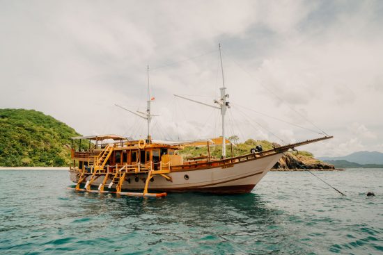 rental-kapal-phinisi-murah-ke-komodo-1-e1643689171708