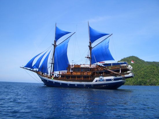 rental-luxury-boat-cheng-ho-labuan-bajo-1-e1637292590406