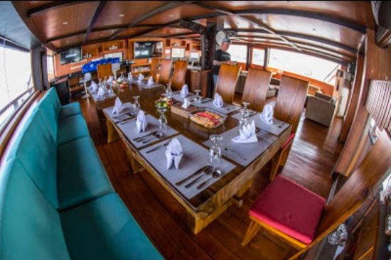 sea-safari-luxury-boat-13-e1637139148668