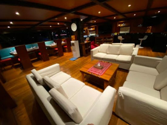 sea-safari-luxury-boat-14-e1637139162860