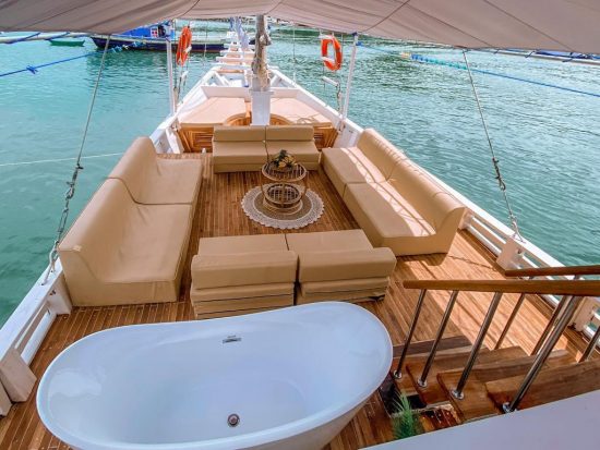 cari-kapal-phinisi-ada-jacuzzi-2-e1643713830102