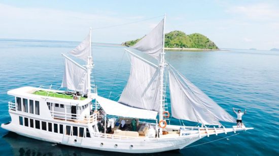 charter-kapal-phinisi-akassia-1-e1643713917624