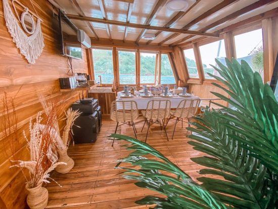 charter-kapal-phinisi-akassia-2-e1643713936660