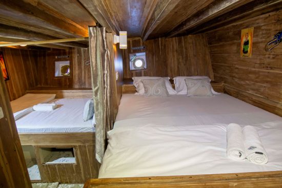 charter-luxury-phinisi-boat-1-e1637116156940