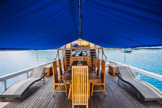 charter-luxury-phinisi-boat-labuan-bajo-1-e1643717292596