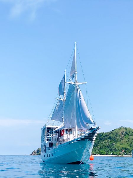 charter-luxury-phinisi-labuan-bajo-2-e1643714000138