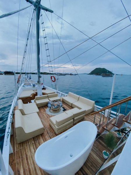 charter-luxury-phinisi-labuan-bajo-3-e1643714021365
