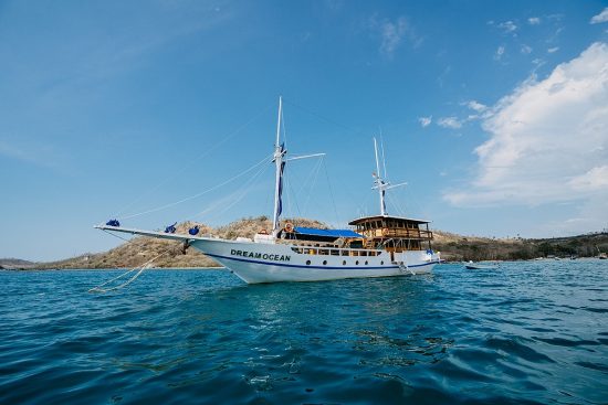 charter-phinisi-boat-2-e1643717375483