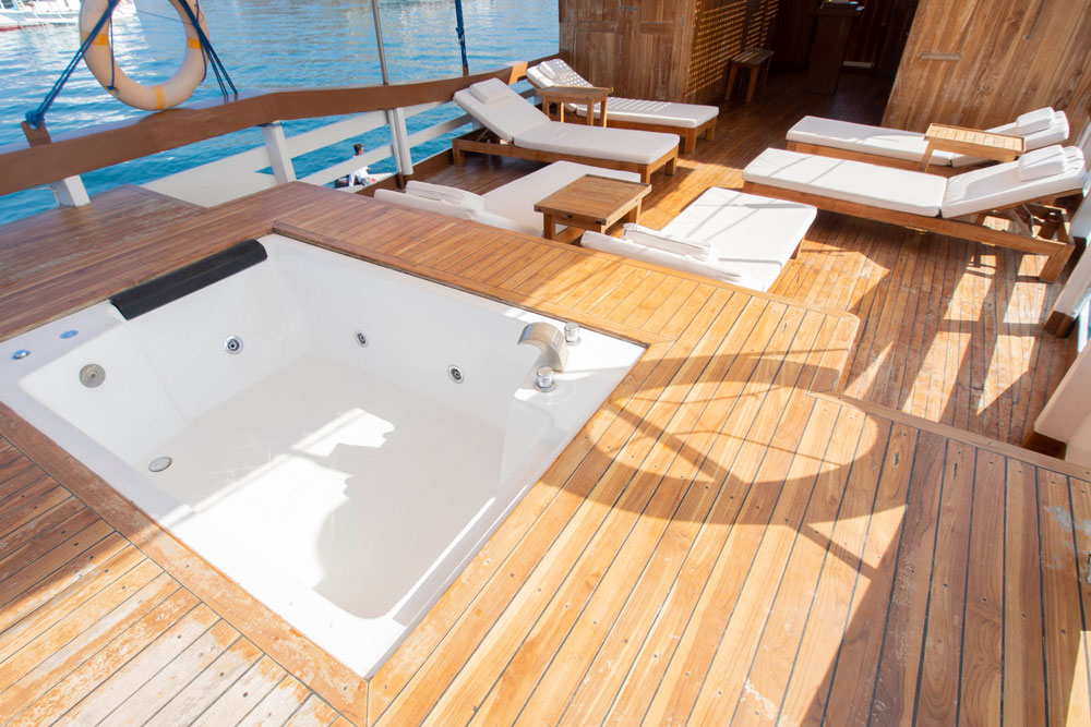 kapal-phinisi-ada-jaccuzi-1