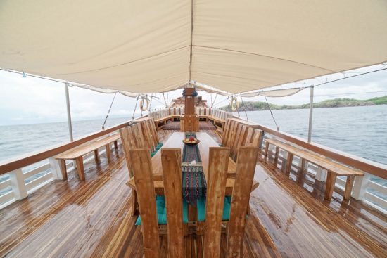 kapal-phinisi-ada-jaccuzi-2-e1637116214285