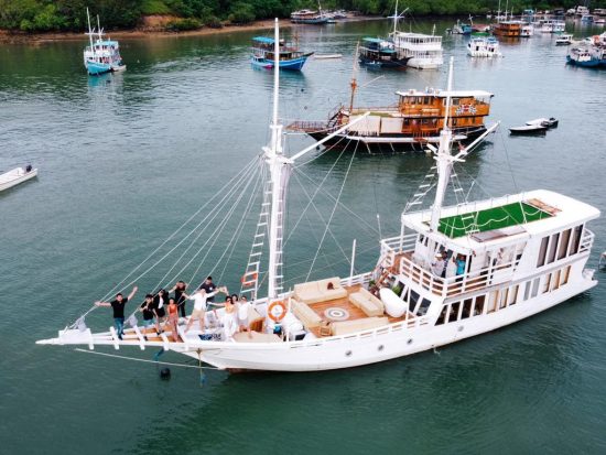 rental-kapal-phinisi-murah-ke-komodo-2-1-e1643714054391