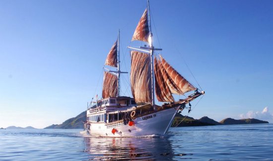 rental-luxury-phinisi-boat-cajoma-4-1-1-e1637116260274