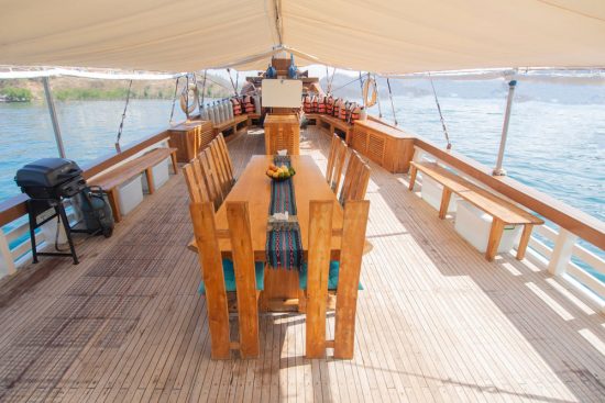rental-luxury-phinisi-boat-cajoma-4-4-e1637116276972