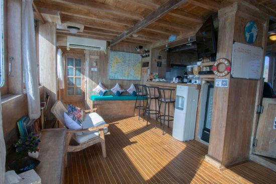 rental-luxury-phinisi-boat-cajoma-4-5-e1637116289606