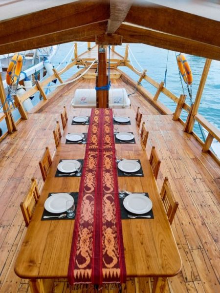 sewa-kapal-phinisi-mewah-labuan-bajo-3-e1643858767477